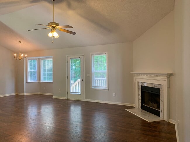 Foto del edificio - Clayton Ranch, 3 Bedrooms, Large Yard, App...