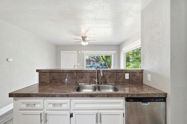 Foto del edificio - 582 4th St S