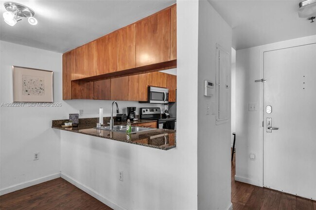 Building Photo - 1200 Brickell Bay Dr