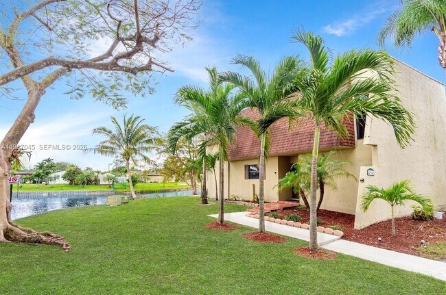 Foto del edificio - 8980 Palm Tree Ln