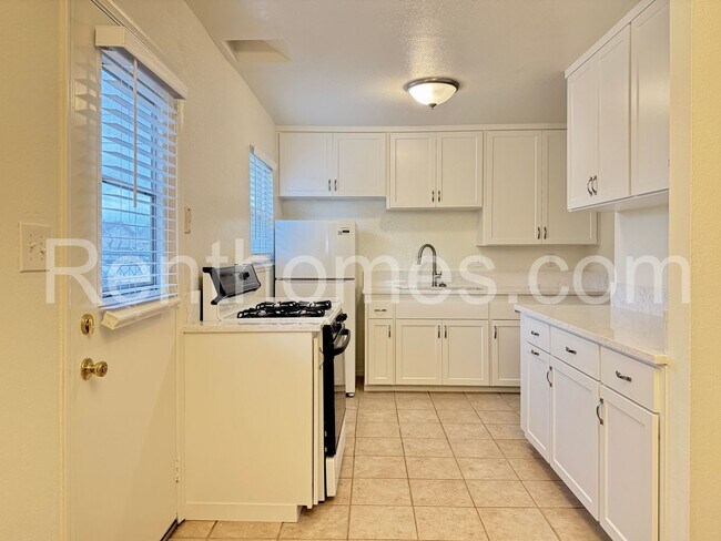 Foto del edificio - 5281 Constitution Rd