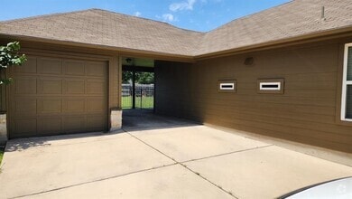 Building Photo - 200 McCoy Ln