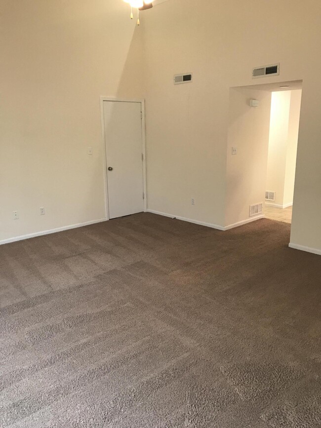 Building Photo - 707 Glenstone Dr
