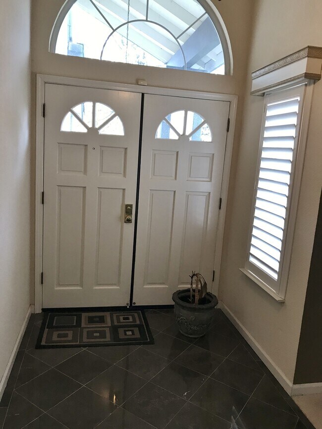 Foto del edificio - CORNER LOT MODERN 4 BEDROOM HOME DIXON *STAR RENTALS