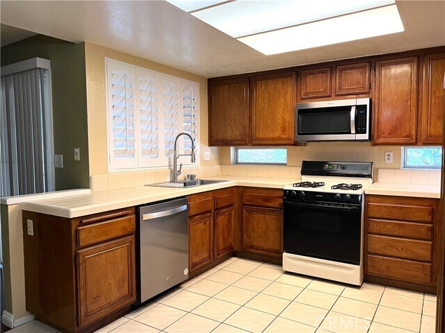 Foto del edificio - 1349 Crestmont Dr