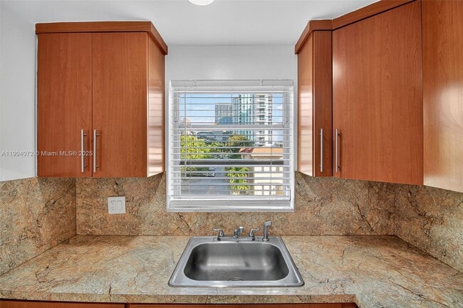 Foto del edificio - 500 NE 26th St