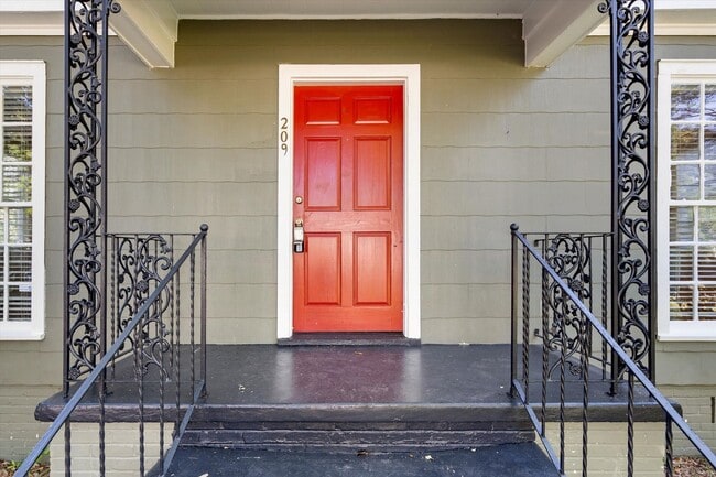 Building Photo - CHARMING MIDTOWN COTTAGE with Updated Kitchen