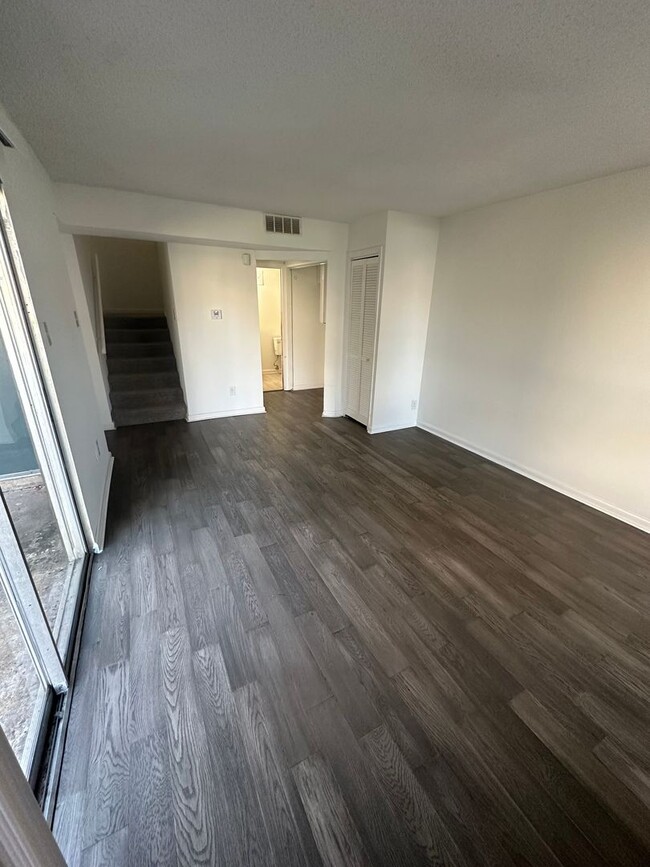 Building Photo - 2BD/1.5BA Townhouse located on the Germant...