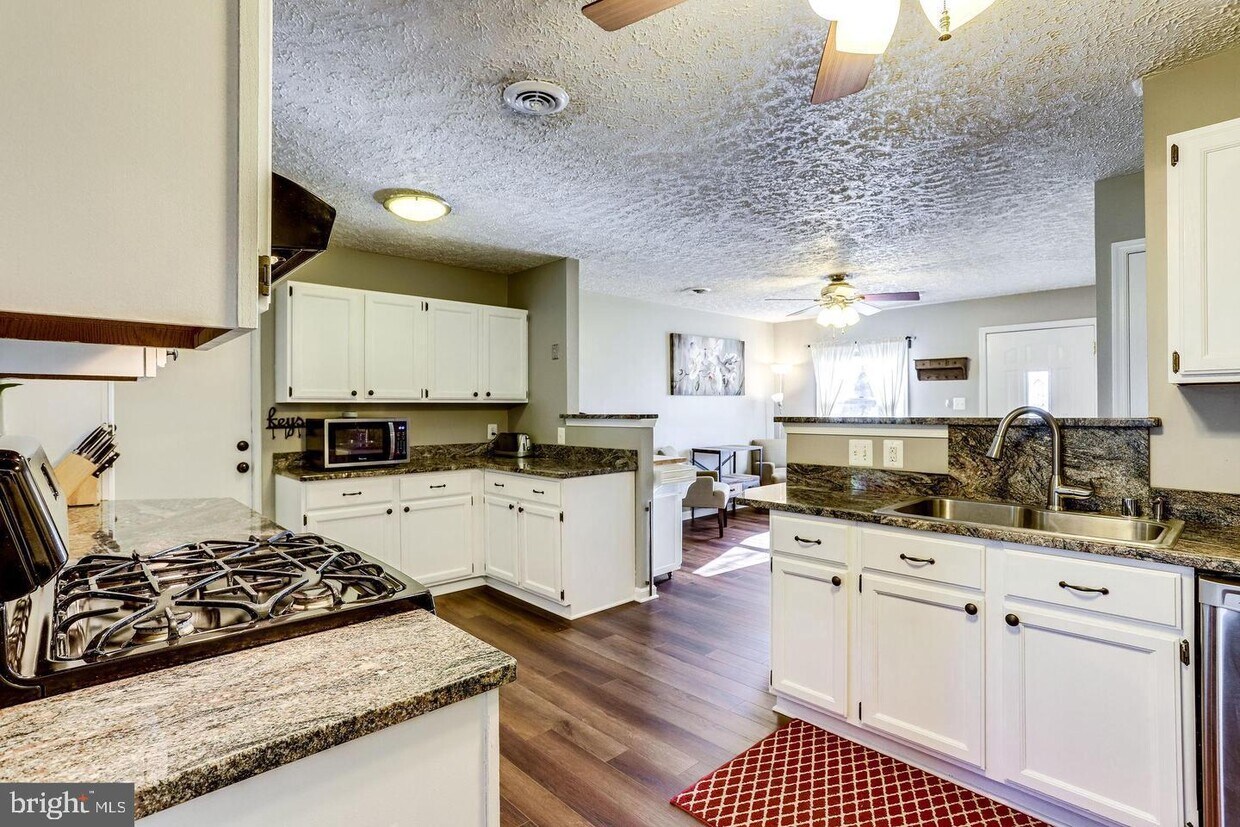 Primary Photo - 206 N Fir Ct