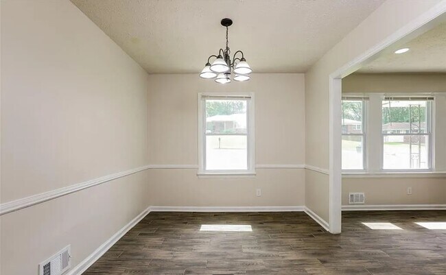 Building Photo - 2765 Fairlane Dr SE