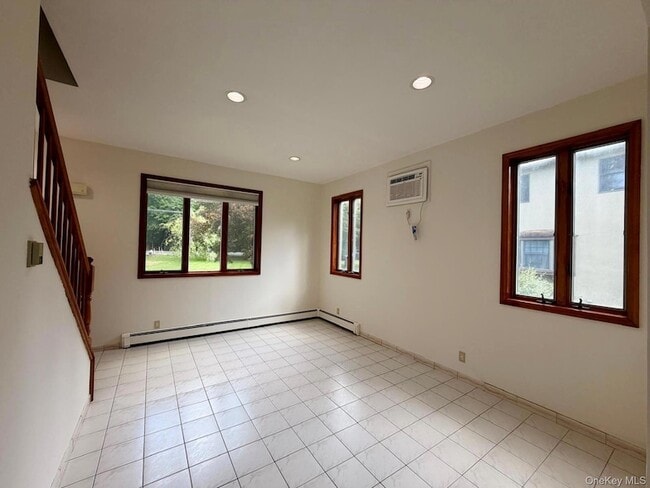 Building Photo - 110 Baron De Hirsch Rd