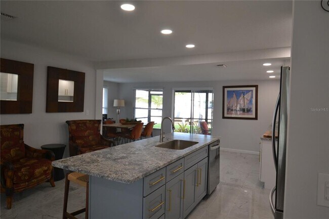 Foto del edificio - 219 Driftwood Dr N