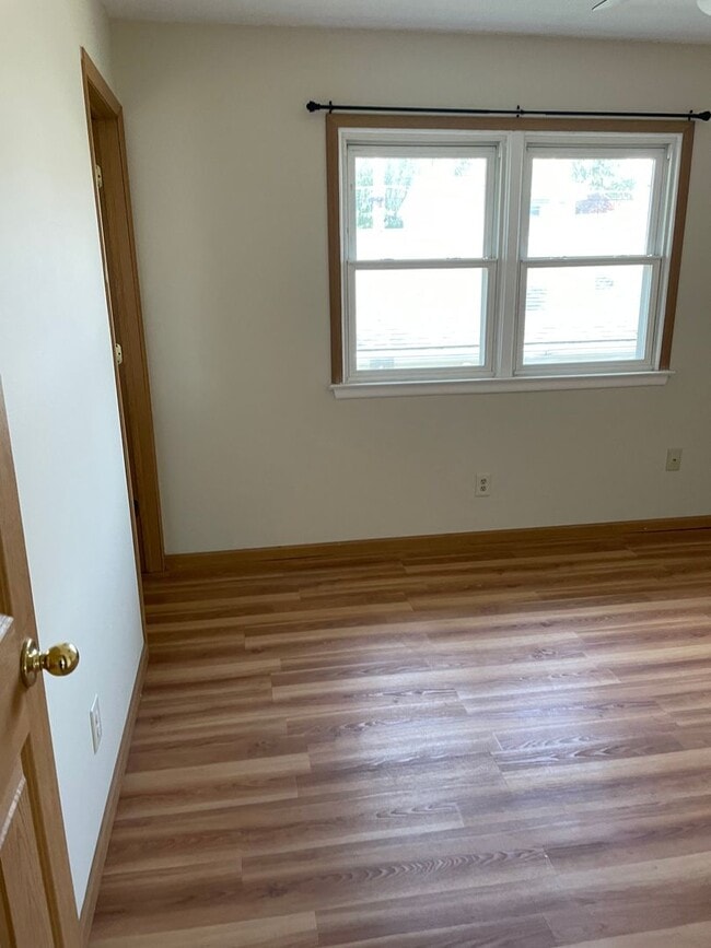 Building Photo - 1 Bedroom, 1 Bathroom Townhouse in LeClair...