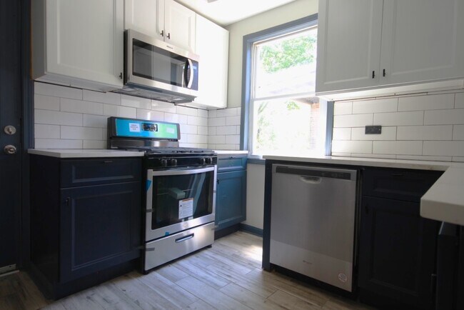 Building Photo - 6645 S Saint Lawrence Ave
