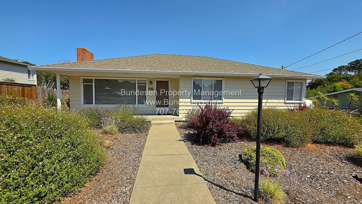Primary Photo - Spacious West Side Petaluma Home for Rent