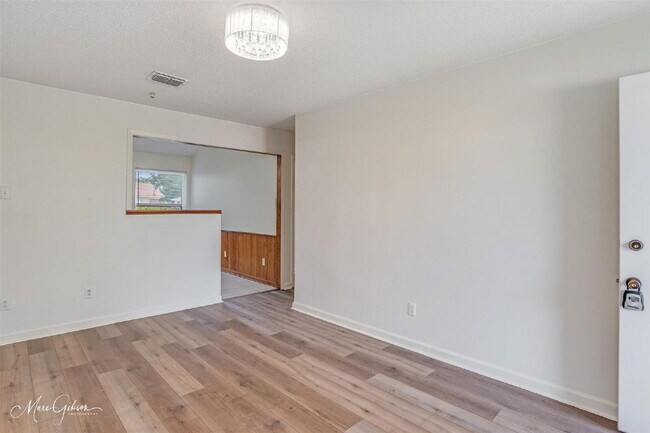 Foto del edificio - "Charming 3-Bedroom Home with 1400 Sq Ft o...