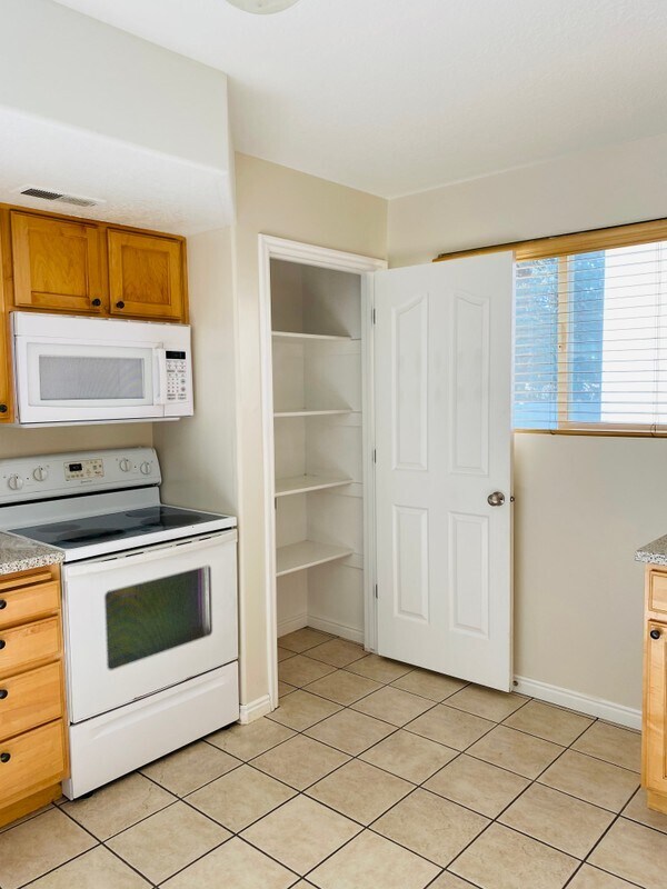 Foto del edificio - 428 E Park Oak Pl