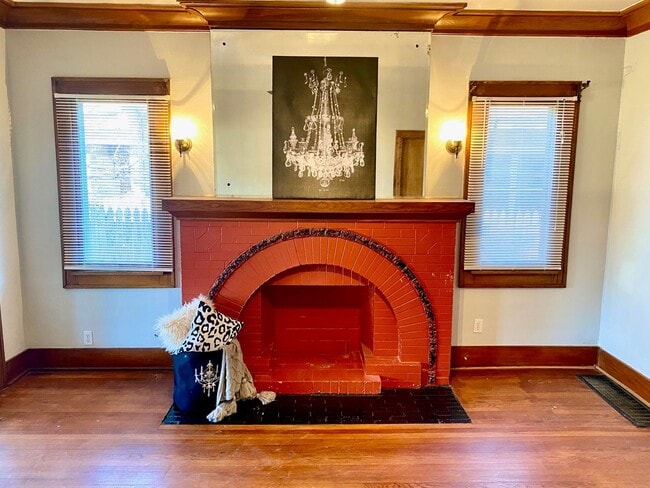 Building Photo - 2 bedrooms with sunroom, 1 bath , spacious kitchen, tons of historic features!  New kitchen and b...