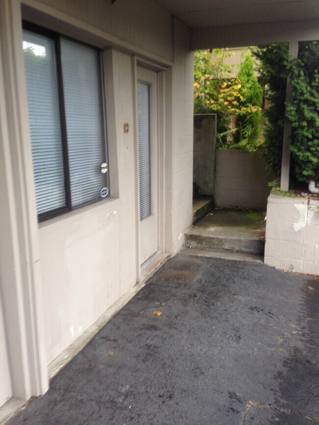 Dos entradas, una privada o desde la puerta principal del edificio. - 714 1st St S