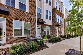 Building Photo - 272 Parkwood Ave