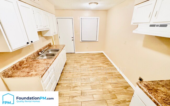 Foto del edificio - 3420 Piney Woods Ave