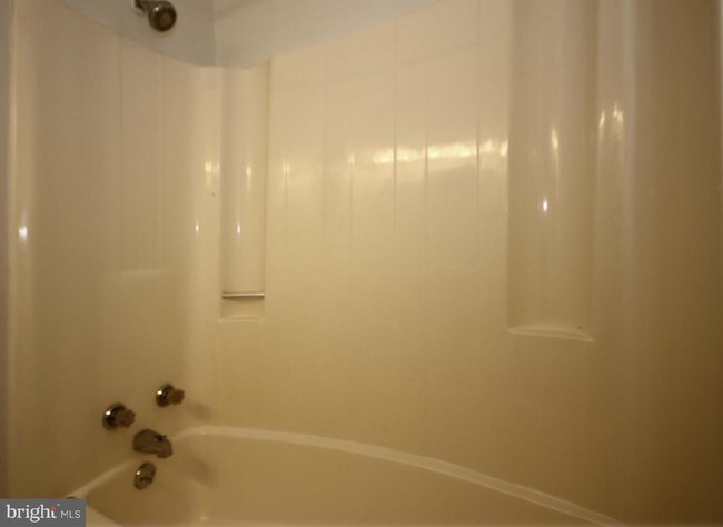 Foto del edificio - 823 Eastern Ave NE