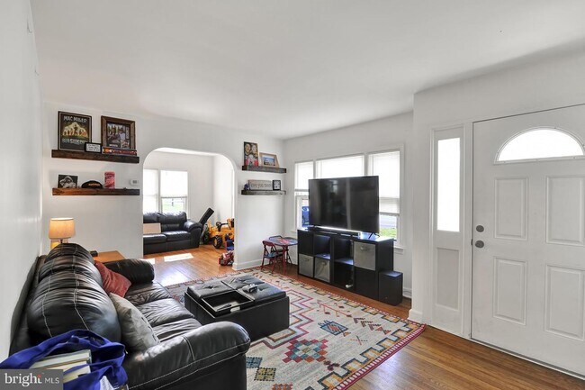 Building Photo - 3088 Forrest Ave