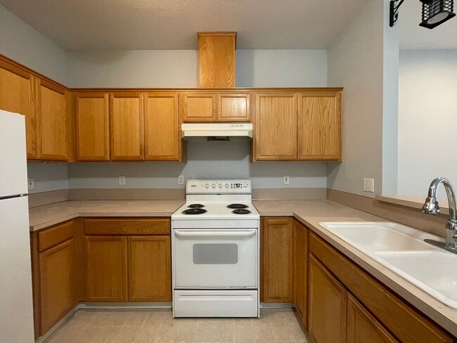 Building Photo - Charming 3 Bd, 2.5 Ba Pet-Friendly Home in Hillsboro ~ Washer & Dryer Included, Single-Car Garage...