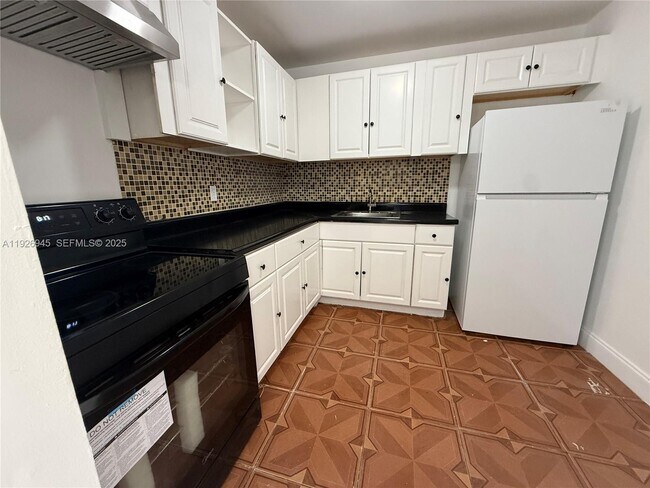 Building Photo - 15205 NE 6th Ave