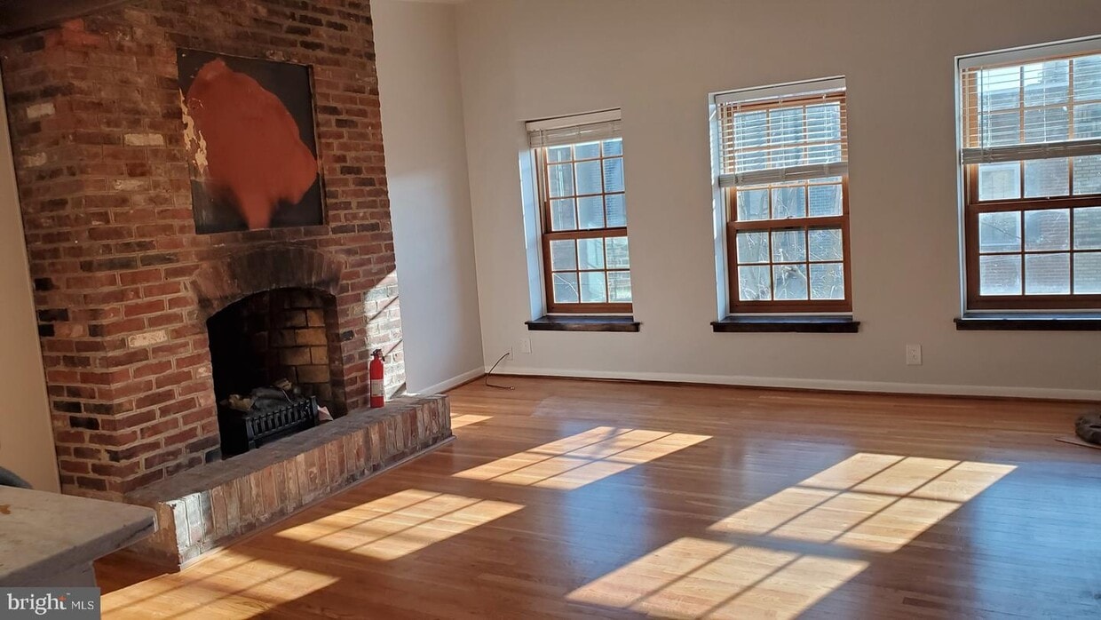 Primary Photo - 315 Monroe St