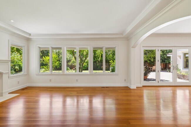 Foto del edificio - Beautiful, Old-World-style Home in the Heart of Central Menlo Park