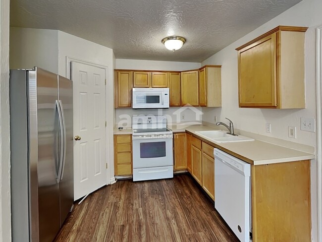 Foto del edificio - 651 Saddlebrook Dr