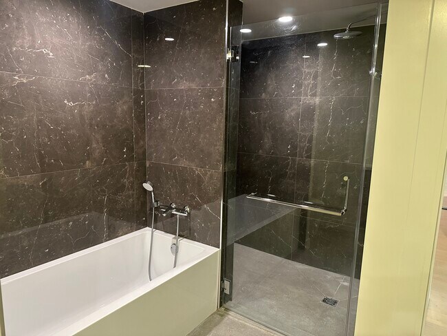 Building Photo - 39 S Los Robles Ave