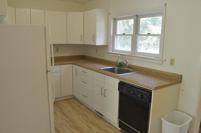 Building Photo - 203 Pine Tree Rd