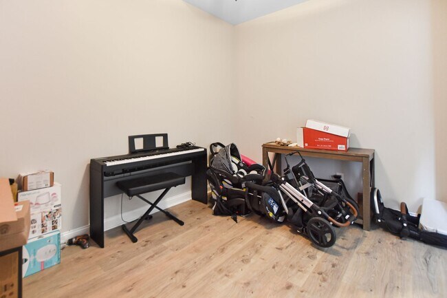 Building Photo - Pet Friendly Four Bedroom!