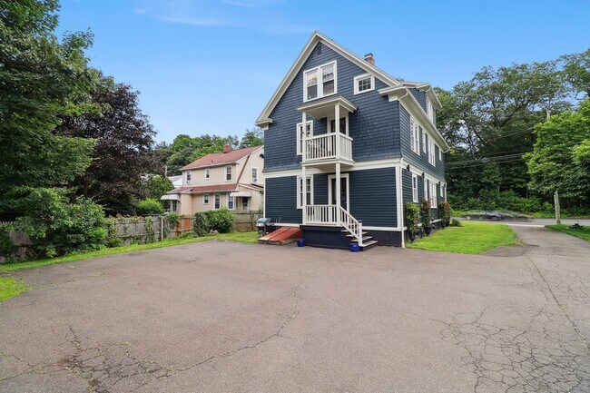 Foto del edificio - 1586 Whitney Ave