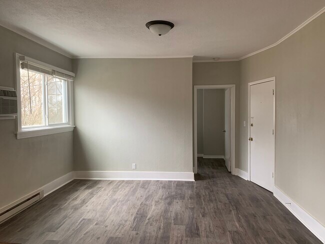 Building Photo - 107 W Oregon St