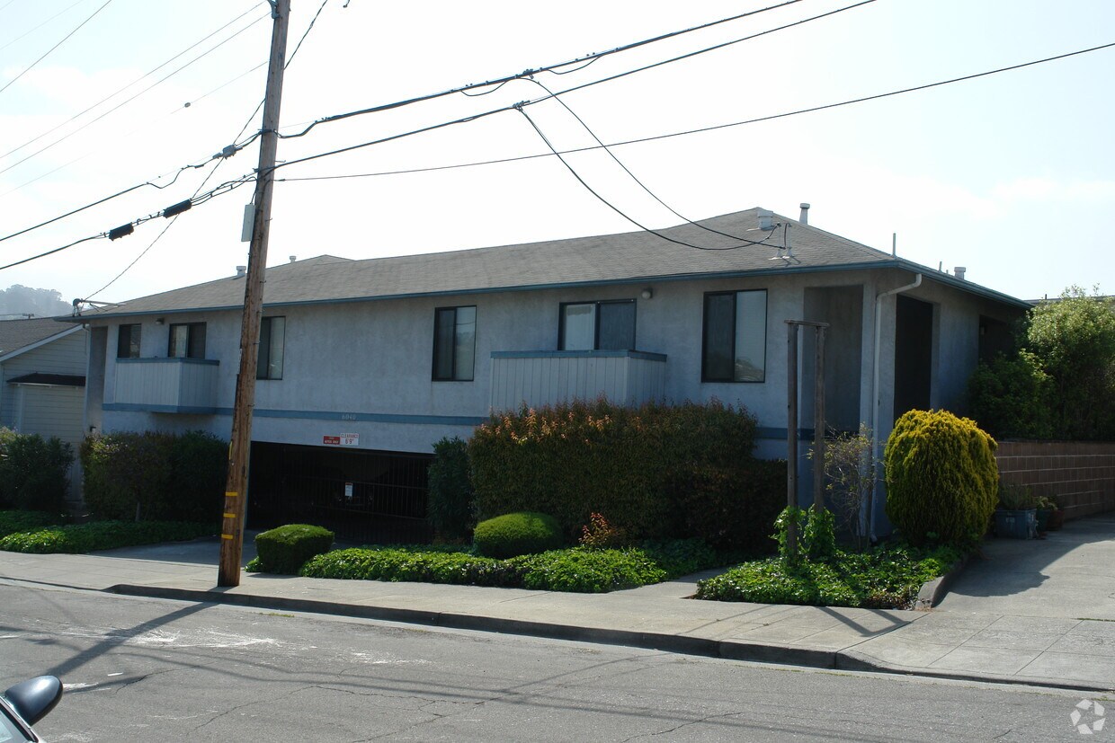 Building Photo - 6040 Wenk Ave