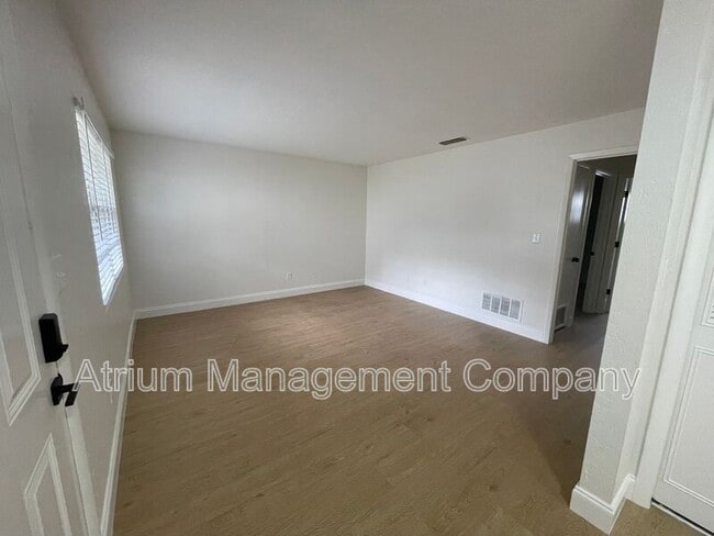 Foto del edificio - 2220 NW 55th Blvd