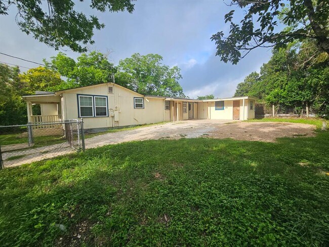 Building Photo - 907 Neches St