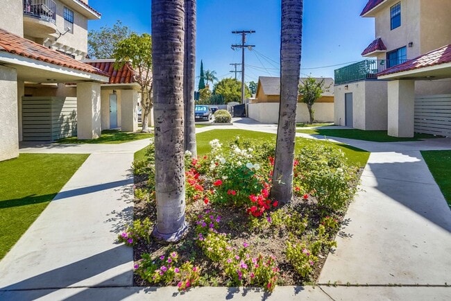 Foto del edificio - 3BD/2BA Apartment with Laundry In-Unit, Appliances, Tandem Parking & More!