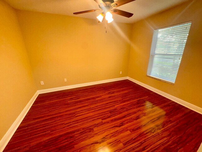 Building Photo - 3 Bedroom 2.5 bath Avalon Park Townhome with fresh paint and new plank flooring upstairs!