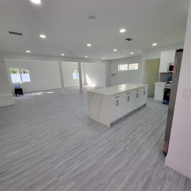 Building Photo - 580 NE 180th Dr
