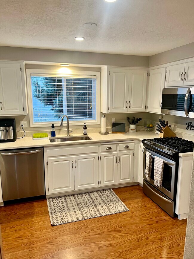 Kitchen - 1332 Westbrook Dr NW