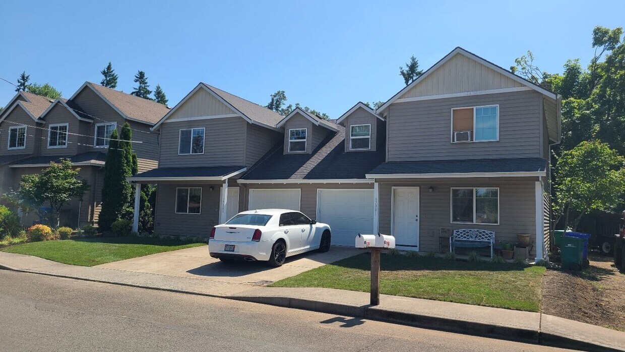 17001 SE Valley View Rd Unit 17001, Milwaukie, OR 97267 Room for Rent
