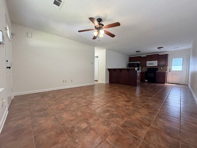 Building Photo - Affordable, Adorable & Move-In Ready!