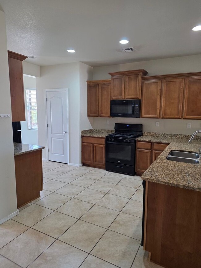 Building Photo - NW 3/BD 2/BA 2/CG Single Story