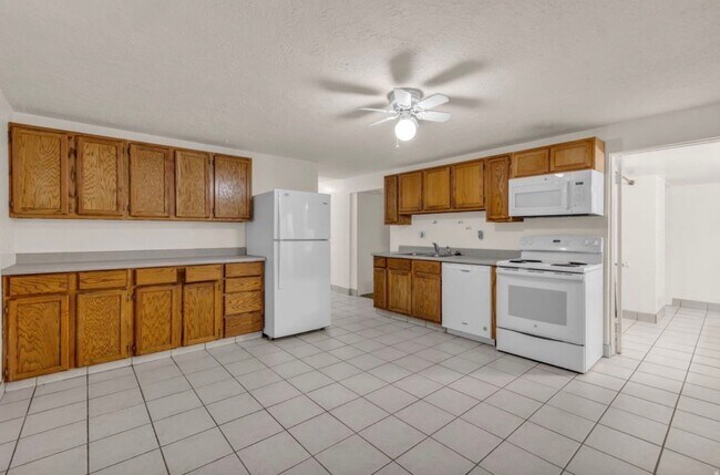 Building Photo - 2321 Harvest Ln