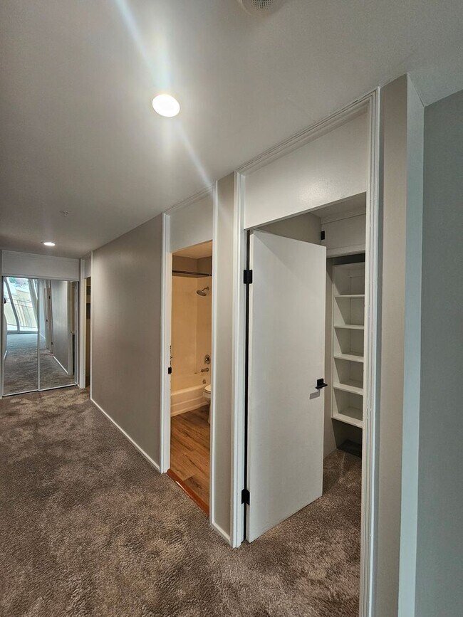 Foto del edificio - One Bedroom Midtown Condo
