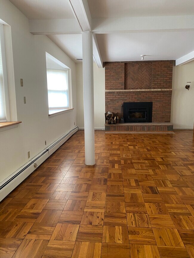 Building Photo - 442 Armonk Rd
